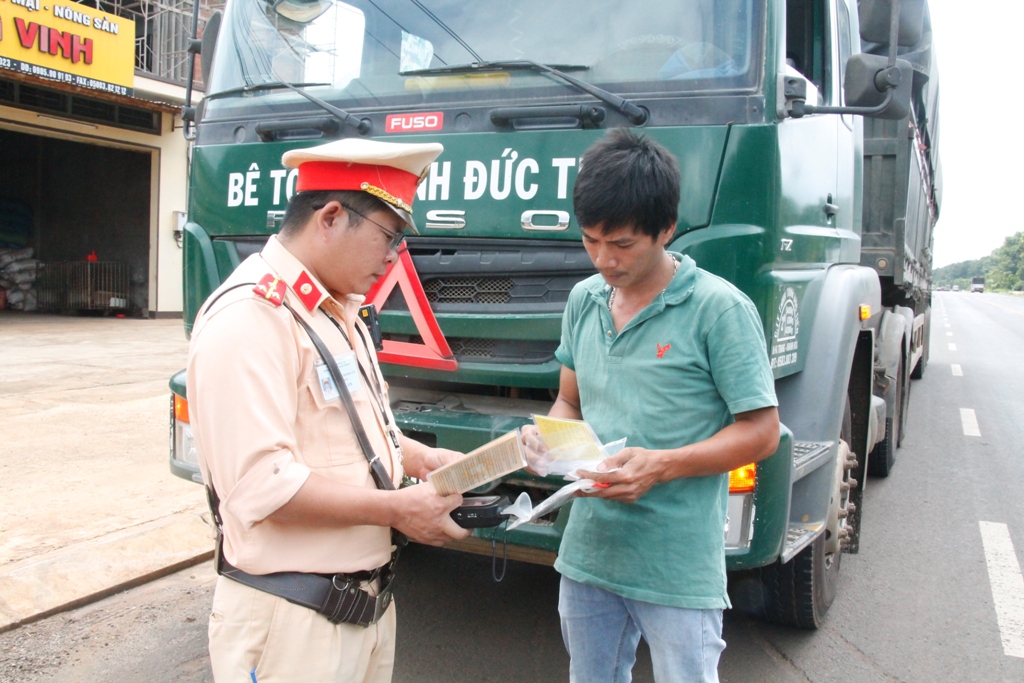 Lực lượng CSGT (Công an tỉnh) kiểm tra hành chính người tham gia giao thông trên Quốc lộ 26 (đoạn qua TP. Buôn Ma Thuột)