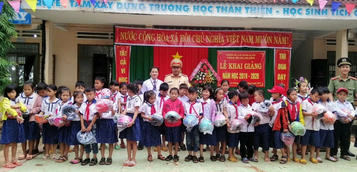 Công an huyện Ea Súp trao mũ bảo hiểm tặng học sinh Trường Tiểu học Kim Đồng (xã Cư Kbang)