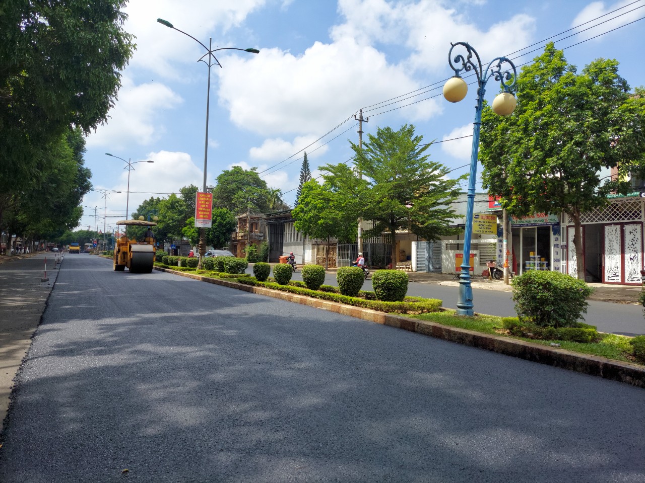 Thảm nhựa mặt đường Quốc lộ 27 đoạn qua xã Hòa Thắng (TP. Buôn Ma Thuột).